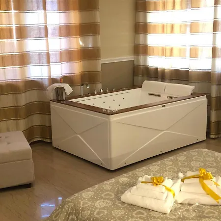 Domus Salento & Con Parcheggio Privato In Loco Bed and Breakfast Λέτσε